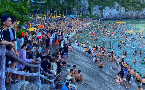Cảnh tượng đông nghịt tại một bãi biển miền Bắc ngày cuối tuần: "Mùa hè đã thật sự đến rồi"!