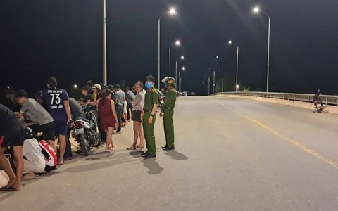 Trắng đêm tìm kiếm thanh niên nghi nhảy cầu ở Quảng Bình