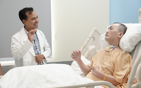 Sau 1 năm nằm viện không người thân bên cạnh, bệnh nhân Hàn Quốc được trở về nước