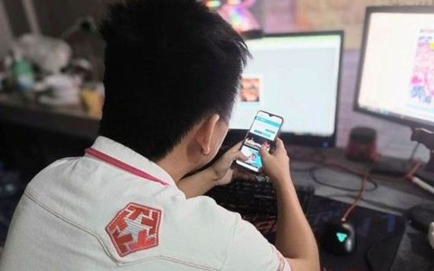 Cậu bé 13 tuổi nạp hơn 267 triệu đồng bái game thủ làm thầy, gia đình đòi hoàn tiền nhưng bị từ chối hoàn đủ 100% vì "Apple thu phí"