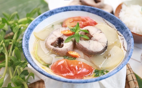 Nấu canh cá nên dùng nước sôi hay nước lạnh?