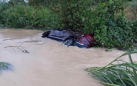Xe ô tô chở nhiều người bị nước lũ cuốn trôi khi đi qua đập tràn