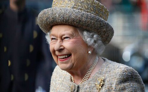 Là người đứng đầu một vương quốc, Nữ vương Elizabeth lại rất thích làm một việc nhà mà hầu hết phụ nữ đều ghét
