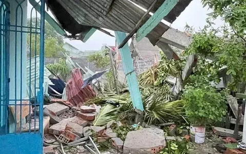 Long An: Mưa lớn gây sập tường rào khiến 2 bà cháu tử vong