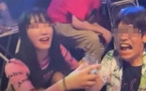 Sốc: 1 nhóm nữ "đầu độc" khán giả, làm đủ trò quái đản gây phẫn nộ
