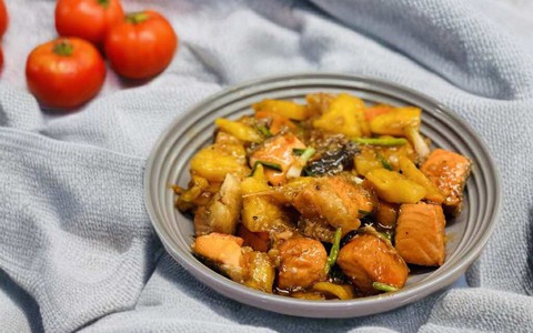 Kết hợp loại quả này với cá hồi thành món cực ngon, vị chua ngọt ăn rất hao cơm lại tốt cho sức khỏe tim mạch và làn da