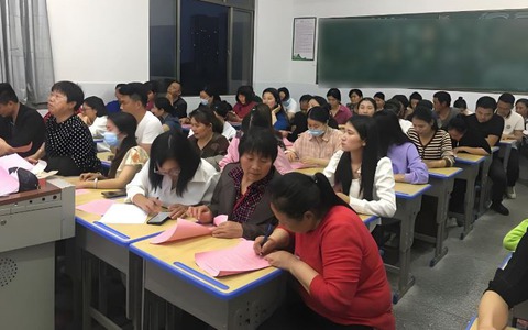 Hiệu trưởng tuyên bố 1 câu sốc trong buổi họp phụ huynh, tất cả cha mẹ sững sờ: Lần đầu gặp phải chuyện như này!
