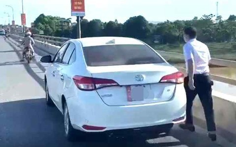Danh tính người đàn ông dừng ô tô trên cầu làm hành động khiến nhiều người bức xúc