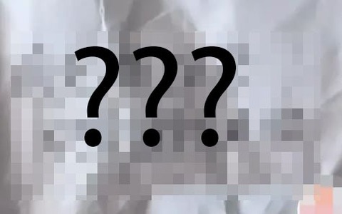 Sắp xếp quần áo giúp con, bố phát hiện 1 mẩu giấy lạ: Cầm lên đọc thì sững sờ, vội báo ngay cho giáo viên