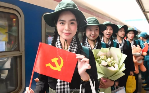 Nét đẹp nữ chiến sĩ sao vuông và du kích miền Nam trong nắng hạ Thủ đô