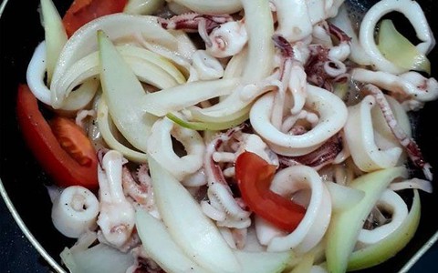 Mỗi lần làm món xào hay chiên rán nhiều dầu mỡ, tôi thường thêm loại củ này để giảm cholesterol tích tụ trong mạch máu