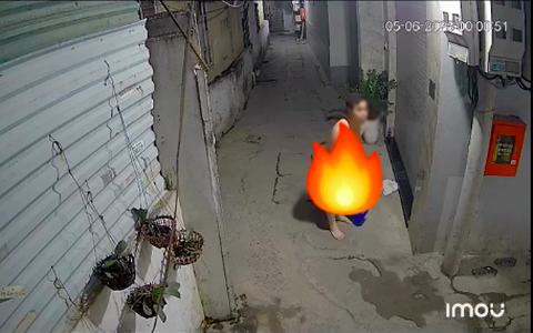 Người đàn ông "thoát y" đuổi theo cô gái trong đêm ở Hà Nội: Đoạn clip gần 1 phút gây bức xúc