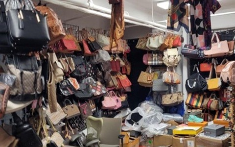 Đột kích kho hàng chứa toàn Louis Vuitton, Gucci, Chanel... "fake" chất thành đống, cảnh sát phanh phui vụ án hàng giả trị giá tới 26.000 tỷ đồng
