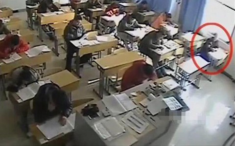 Thi đại học, nam sinh ở Trung Quốc liên tục dùng tẩy xóa đi đáp án đã điền, giám thị liếc nhìn rồi lập tức báo cảnh sát