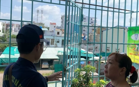 Sau vụ cháy khiến 8 người tử vong ở TPHCM: Cảnh sát đến tận chung cư vận động gỡ lồng sắt, tháo ‘chuồng cọp’