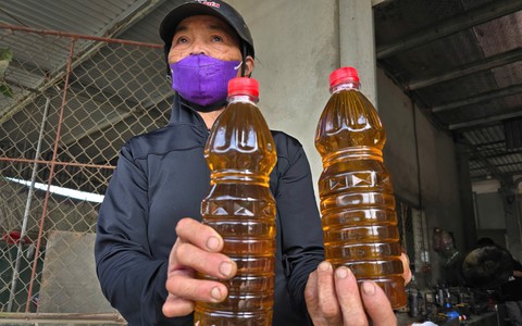 Sợ dầu ăn 'bẩn' trên thị trường, người dân Nghệ An đổ xô đi ép dầu hạt về sử dụng