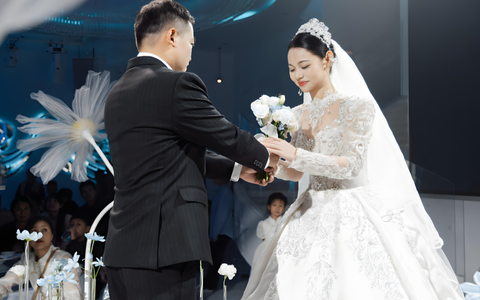Ngày vợ cũ cưới, tôi âm thầm đến dự, nhìn thấy chú rể, tôi lén mừng một chiếc thẻ 300 triệu, hôm sau nhận lại điều bất ngờ