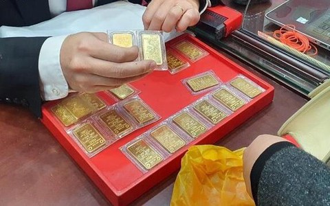 Giá vàng liên tục tăng, nhà đầu tư nên mua vào hay bán ra?