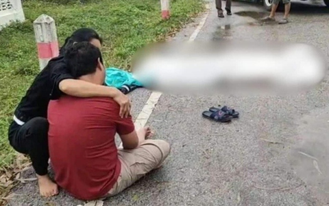 Con trai bật khóc nức nở khi vô tình lái ô tô đâm mẹ tử vong