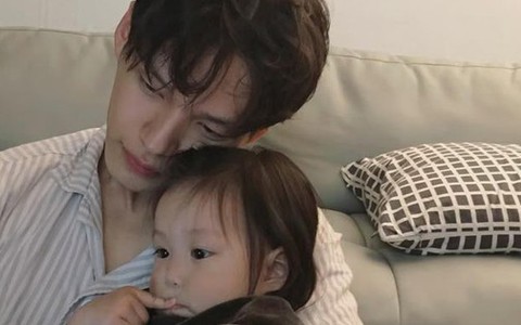 Bố mẹ có EQ cao không bao giờ làm những hành động này trước mặt con