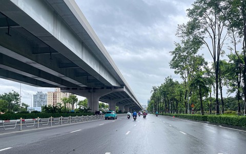 Đường phố Hà Nội vắng vẻ ngày bão số 3 Wipha đổ bộ