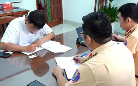 Xử phạt nam thanh niên vừa lái xe vừa xỉa răng trên đường phố Gia Lai