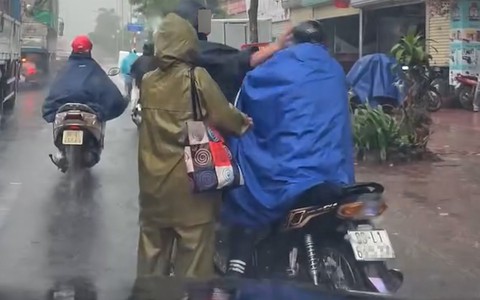 Xác minh tài xế xe ôm công nghệ bị hành hung giữa trời mưa ở Hà Nội