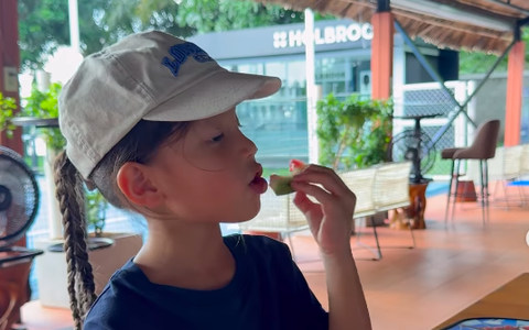 Hành động nhỏ của Lisa khi ăn dưa hấu, netizen khen: “Mẹ Hà dạy con khéo thật!”