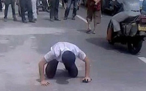 Hà Nội: Va chạm giao thông, một người bị bắt quỳ lạy
