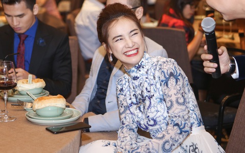 Nhã Phương cười không ngừng khi MC Nguyên Khang nhắc tới Trường Giang