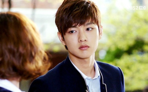Đối đầu với "cực phẩm" Lee Min Ho là nam phụ cũng mỹ miều chẳng kém