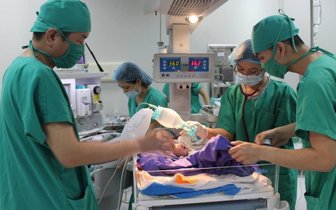 Quảng Ninh: Một bé gái sơ sinh lộ nguyên nội tạng ngoài bụng được cứu sống thần kỳ