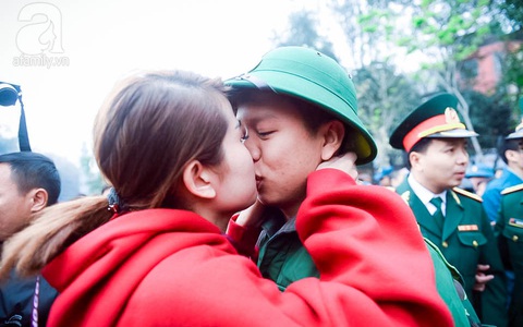 Giây phút bịn rịn mà ấm áp tiễn tân binh lên đường đúng ngày Valentine