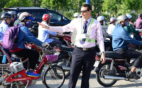 Thầy giáo Tây ở Sài Gòn mướt mồ hôi "giải cứu" kẹt xe vì sợ học sinh trễ giờ