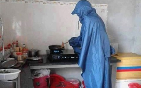 Chết cười với những cảnh "khi đàn ông vào bếp": nào là giáp xanh giáp hồng, không mũ bảo hiểm cũng trùm bọc nylon