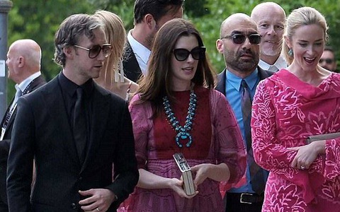 Anne Hathaway nổi bật cùng chồng tham dự đám cưới của Jessica Chastain tại Ý