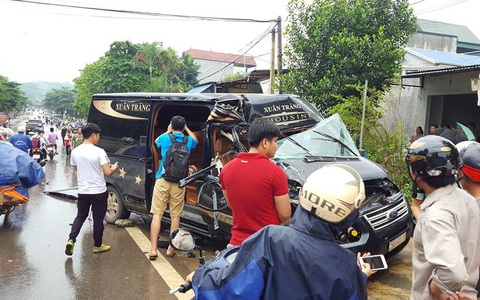 Tai nạn nghiêm trọng, người dân dùng xà beng giải cứu một phụ nữ kẹt trong xe Limousine