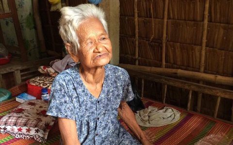 Người mẹ già nuôi 4 người con tâm thần: "Giờ gạo mì chất đống, cơm đã có cá thịt nhưng con út đã chết rồi"