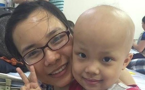 Tâm sự mẹ dành cho con gái 5 tuổi bị ung thư máu: Mẹ chấp nhận đổi mọi thứ để con được sống con ơi!