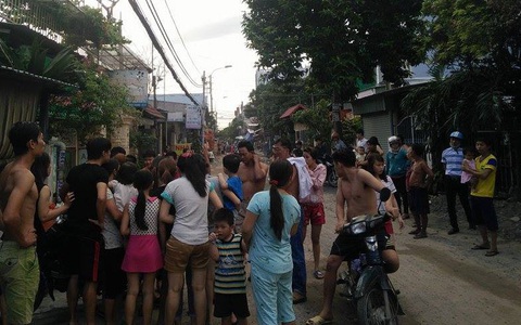 Vụ bảo mẫu bạo hành hàng chục trẻ nhỏ: Đình chỉ cơ sở Mầm Xanh, người dân bức xúc vây kín xung quanh
