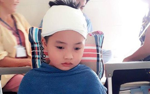 Nước mắt tủi nhục của người cha không mua nổi hộp bánh cho đứa con trai duy nhất bị u não