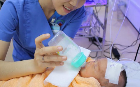 TP.HCM: Lần đầu tiên bệnh viện quận cứu sống và nuôi dưỡng thành công một bé trai sinh non chỉ nặng 1,5kg