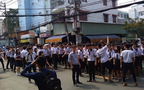 Cháy trường học ở TP.HCM, hàng trăm học sinh phải di tản