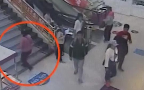 Bé gái 7 tuổi bị mẹ ruột bỏ rơi giữa trung tâm thương mại vì "sợ không nuôi nổi con"