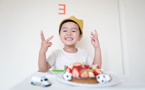 Cha mẹ nào cũng cần hỏi con câu này trong mỗi bữa ăn để trẻ ăn uống lành mạnh