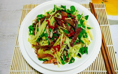 Cách làm nộm xoài chua ngọt giòn ngon ai cũng thích