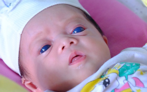 Ánh mắt đầy ám ảnh của "thiên thần mắt xanh" không thấy ánh mặt trời, chưa một lần gặp cha