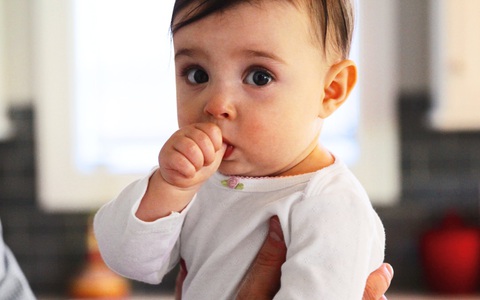 Chuyện gì sẽ xảy ra nếu con bạn không thể ngừng mút tay?