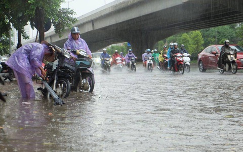 Nhiều tuyến phố ngập sau cơn giông lớn, người dân đổ về Hà Nội sau kì nghỉ gặp khó khăn