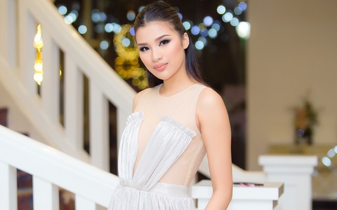 Nguyễn Thị Thành diện váy xẻ cao, khoe đôi chân dài gợi cảm